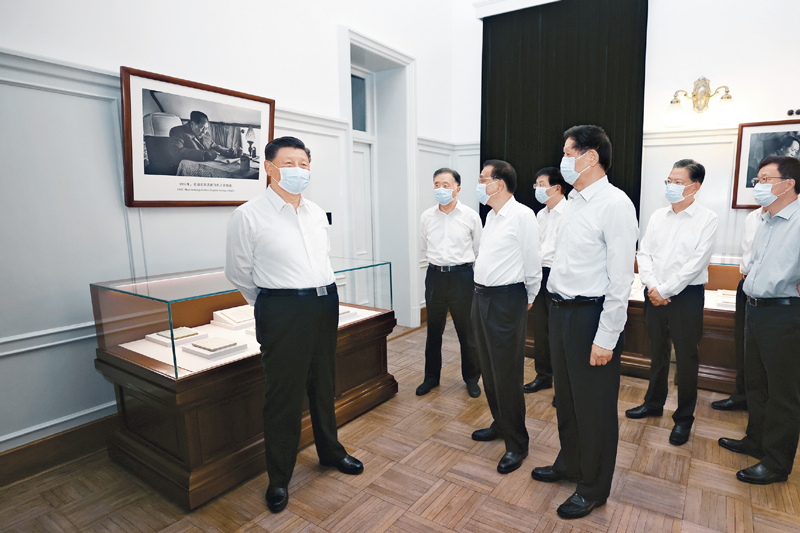 　　2021年6月25日，中共中央政治局就用好红色资源、赓续红色血脉举行第三十一次集体学习。这次集体学习采取参观和讨论相结合的形式，这是习近平、李克强、栗战书、汪洋、王沪宁、赵乐际、韩正等在中南海丰泽园参观毛泽东同志故居。 新华社记者 鞠鹏/摄