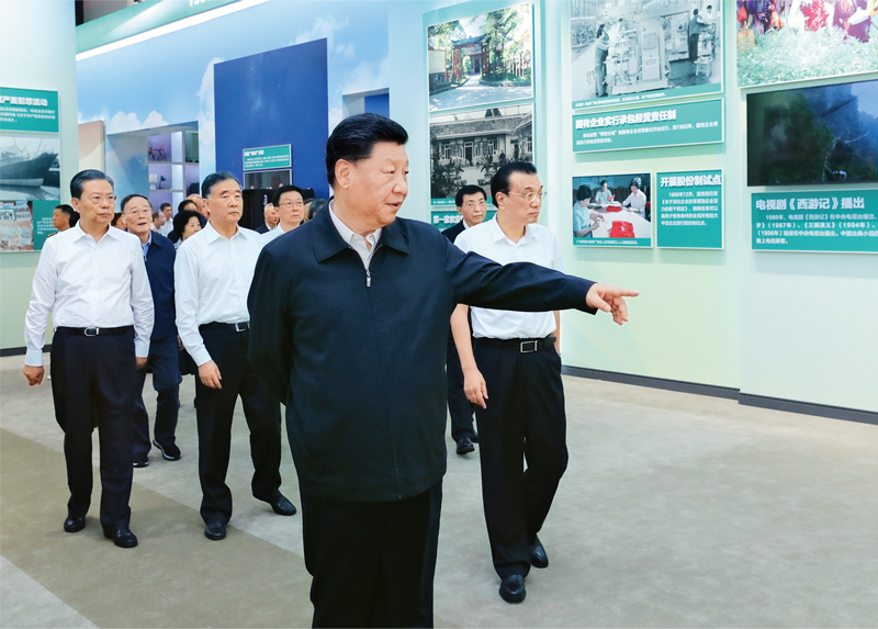 2019年9月23日，党和国家领导人习近平、李克强、汪洋、王沪宁、赵乐际、韩正、王岐山等在北京展览馆参观“伟大历程　辉煌成就——庆祝中华人民共和国成立70周年大型成就展”。　新华社记者 鞠鹏/摄