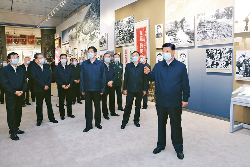 2020年10月19日，党和国家领导人习近平、李克强、栗战书、汪洋、王沪宁、赵乐际、韩正、王岐山等在中国人民革命军事博物馆参观“铭记伟大胜利　捍卫和平正义——纪念中国人民志愿军抗美援朝出国作战70周年主题展览”。新华社记者 鞠鹏/摄